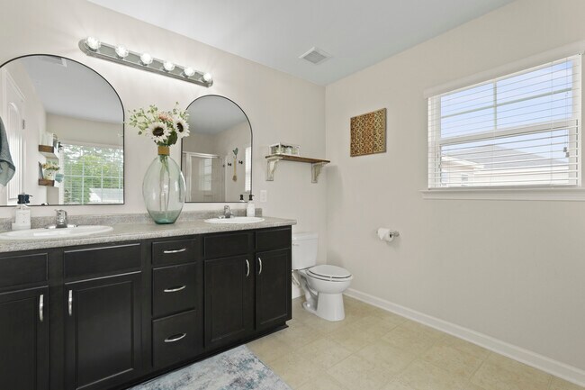 Building Photo - 18 Millwood Lake Dr
