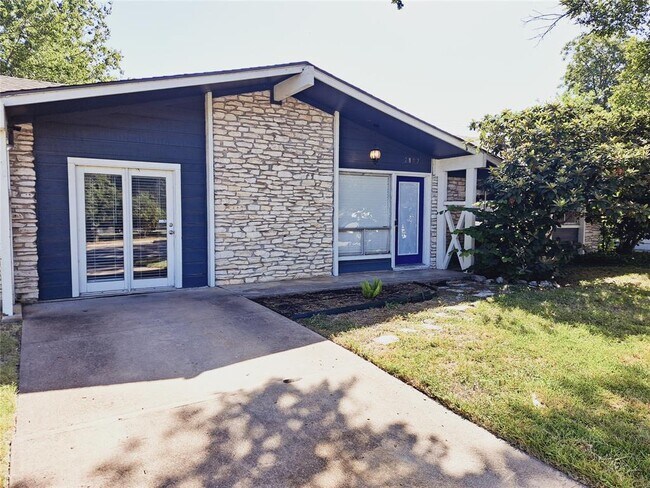 Building Photo - 2802 Loyola Ln