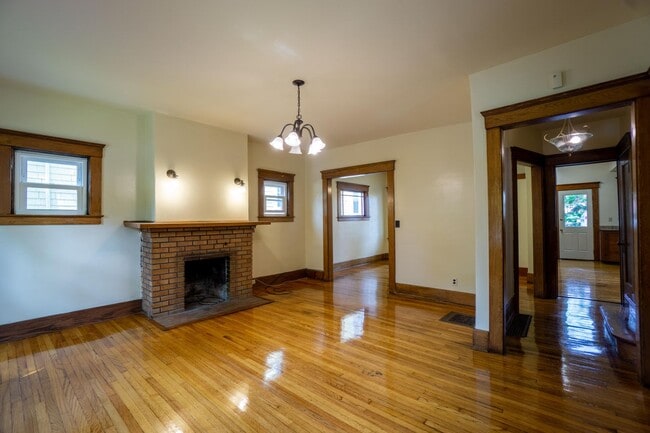 Building Photo - Available 8/1/26 - Spacious Three Floor Si...
