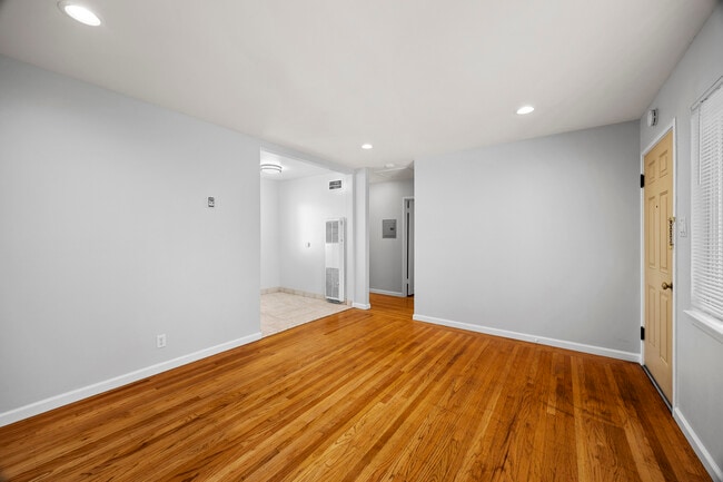 Building Photo - 837 Laurel Ave