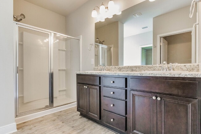 Building Photo - Welcome to this exquisite 4-bedroom, 2-bat...