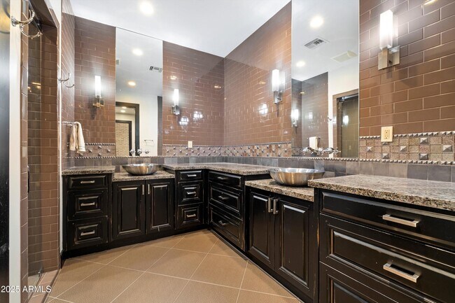 Building Photo - 8515 E Sutton Dr