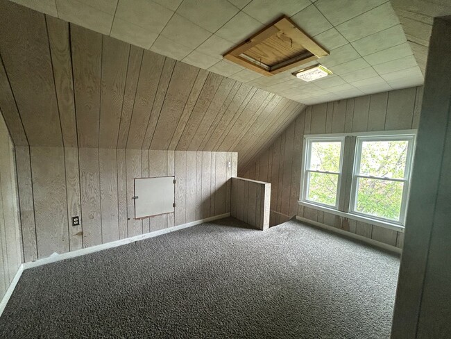 Building Photo - 3 Bed 1 Bath house in Rock Island