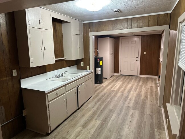 Building Photo - Available Now! 3-Bed, 1-Bath Central Springdale Home with Fenced-In Yard