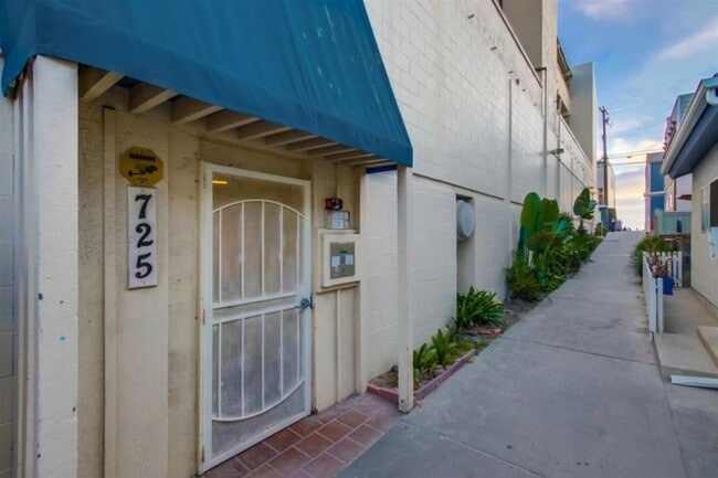 Building Photo - 725 Redondo Ct