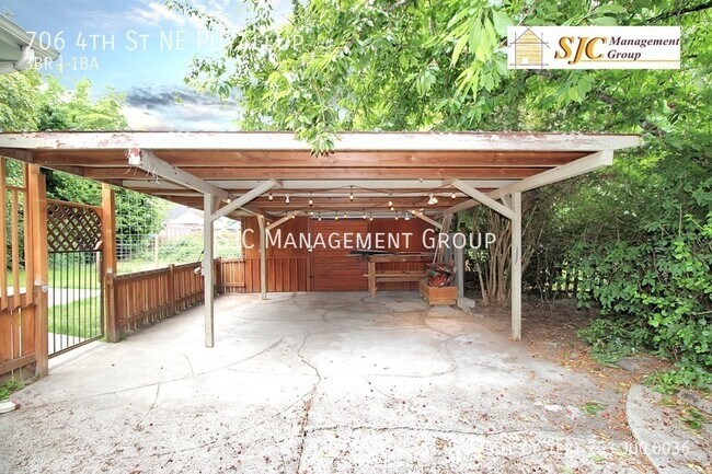 Building Photo - Three bedroom one bath in Downtown Puyallu...