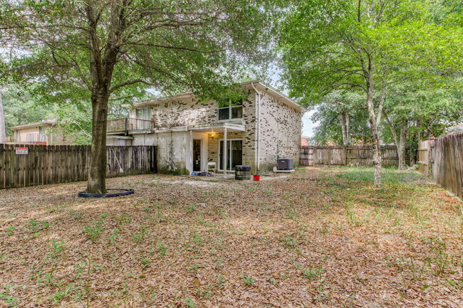 Building Photo - Desirable townhouse centerally located.