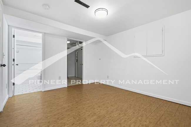 Building Photo - Charming Home with Washer/Dryer and Fenced Yard