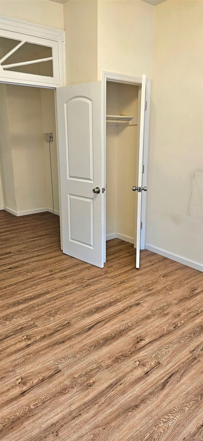 Building Photo - 327 Jackson St