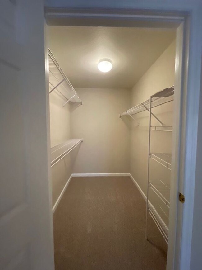 Building Photo - South Knoxville, 2 bedroom condo, 2 car garage Text or Call Debra Johnson 865-591-8281