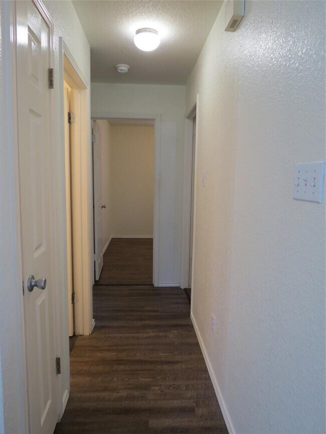 Building Photo - 1503 Serene Oaks Dr