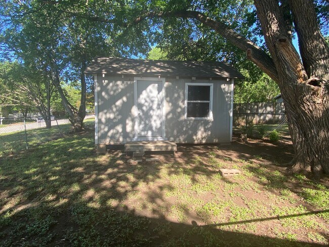Building Photo - 402 McCarty St