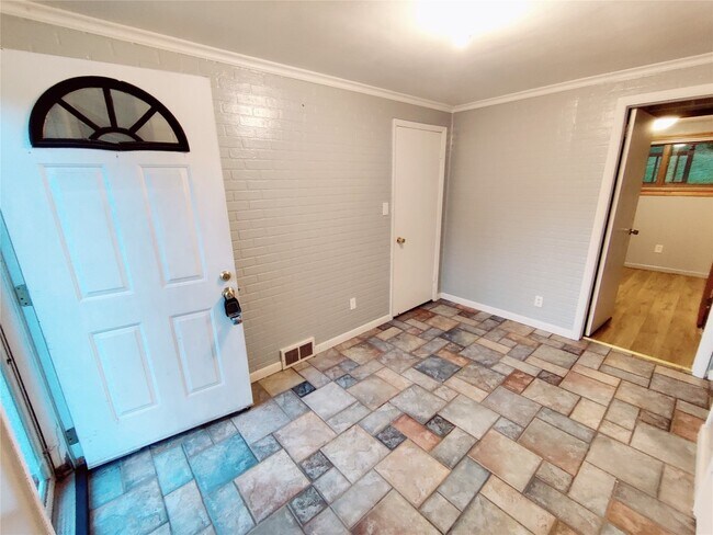 Building Photo - 813 Country Club Rd