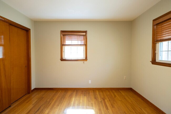 Building Photo - Charming Ranch Home with a great yard in Desirable Southwest Columbia