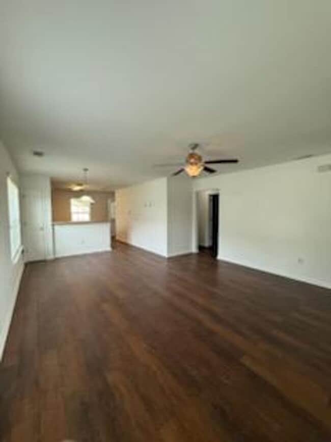 Building Photo - Convenient Southside Bungalo