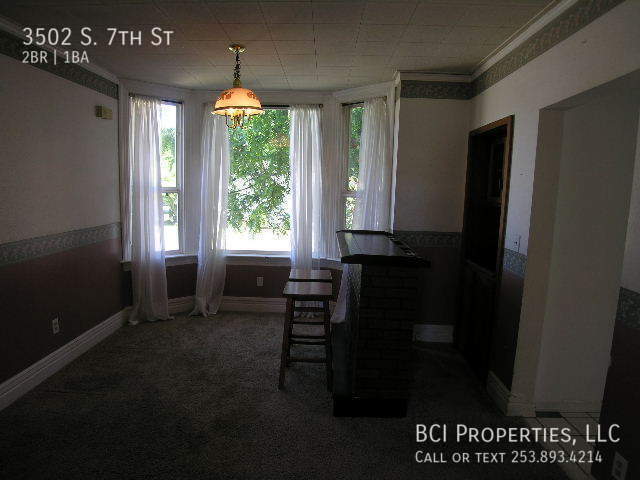 Building Photo - Beautiful 2 Bed 1 Bath plus Bonus Room- Cr...