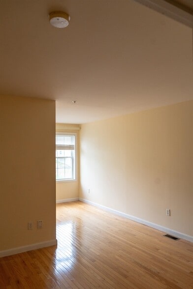 Building Photo - 27 Reed Dr