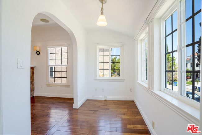 Building Photo - 1049 S Mansfield Ave