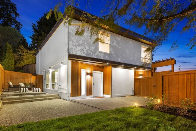 Building Photo - 9817 SE Shoreland Dr
