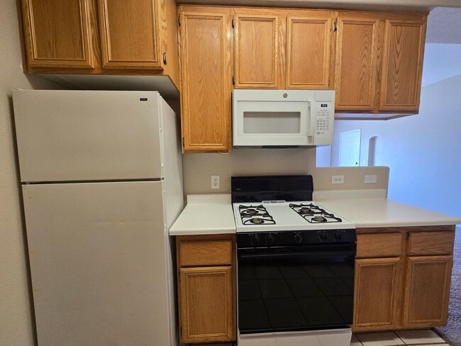 Building Photo - A Fabulous 2 Bedroom Downstairs Condo Cent...