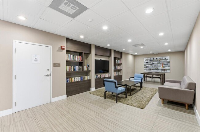 Building Photo - 3675 N Country Club Dr