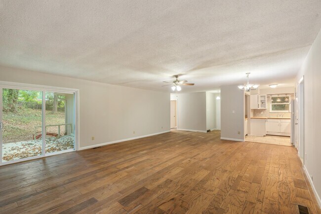 Building Photo - 7201 Dogwood Dr SW