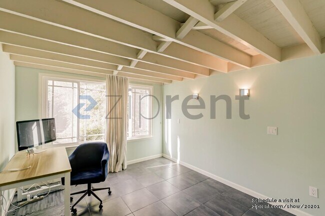 Building Photo - Unit