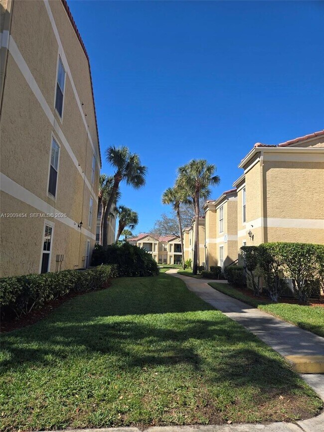 Building Photo - 733 Riverside Dr