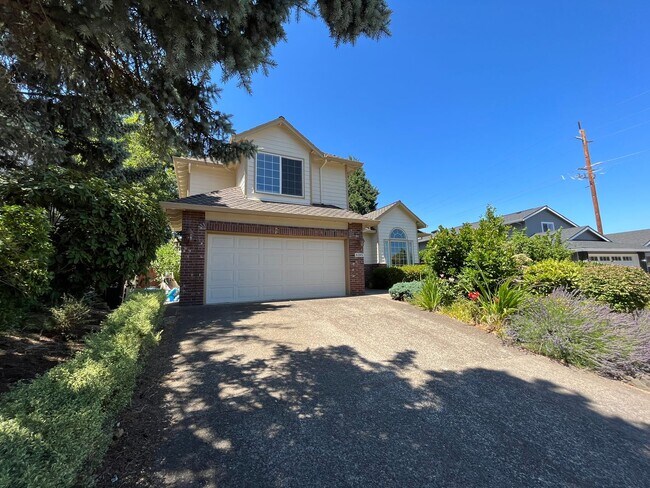 Building Photo - Beautiful 4Bd + 3Ba in Portland!! Offers Beautiful Outdoor Views and Great Gardening Backyards!!