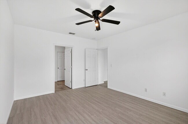 Building Photo - 393 SW Tarra Ave