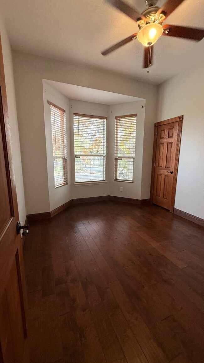 Building Photo - Beautifully Updated 3BR Home in Prime South Austin Location!
