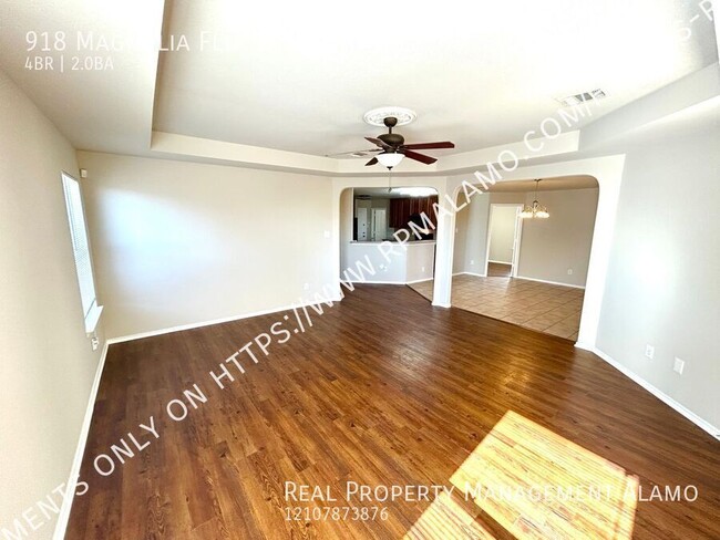 Building Photo - AVAILABLE NOW! Beautiful 4 Bedroom /2 Bath...