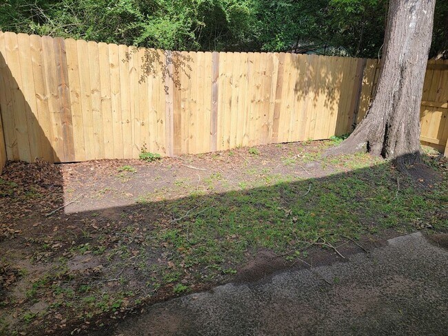 Building Photo - 3 BR/ 2BA Townhome located in