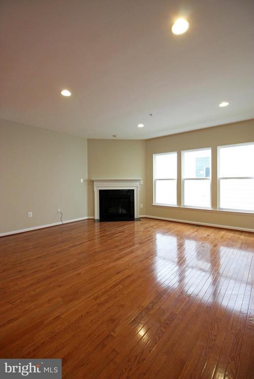 Building Photo - 11518 Amherst Ave