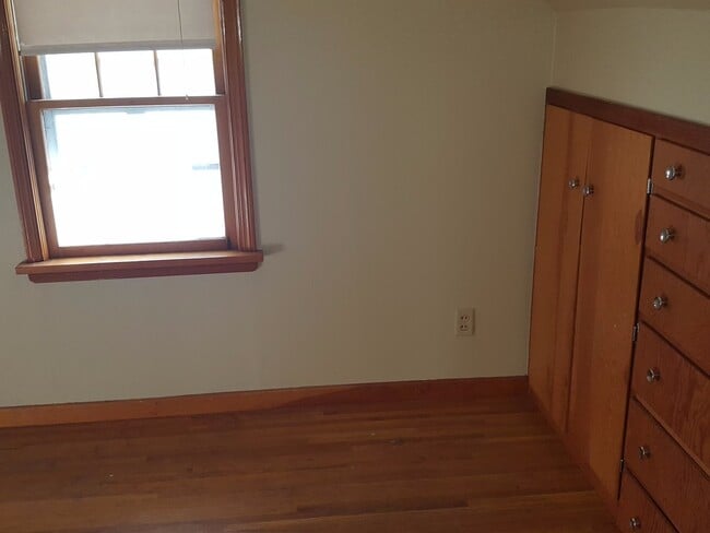 Building Photo - 4 bedroom 1 bath home
