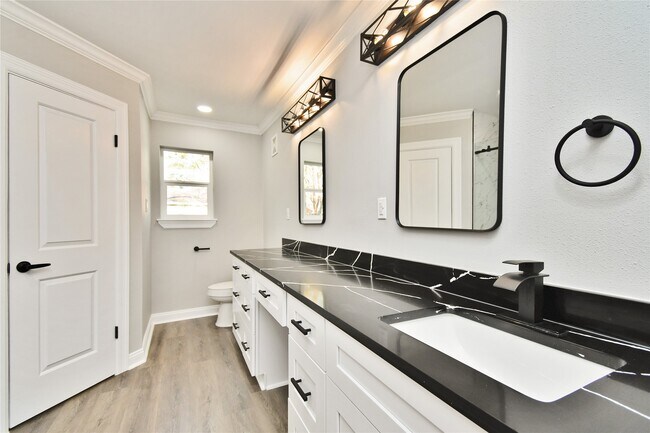 Building Photo - 2035 Round Spring Dr