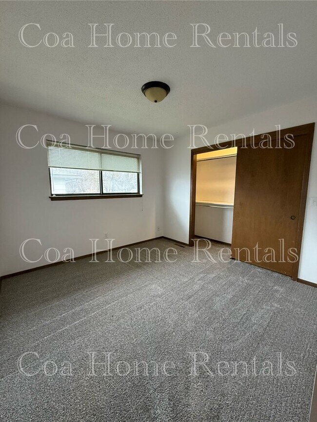 Building Photo - South East side Duplex