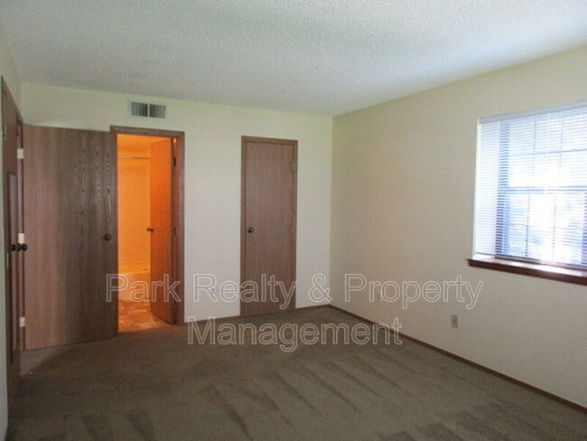 Building Photo - 921 S Zeno Way
