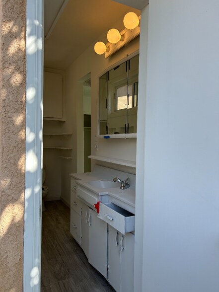 Building Photo - 633 N Orchard Dr