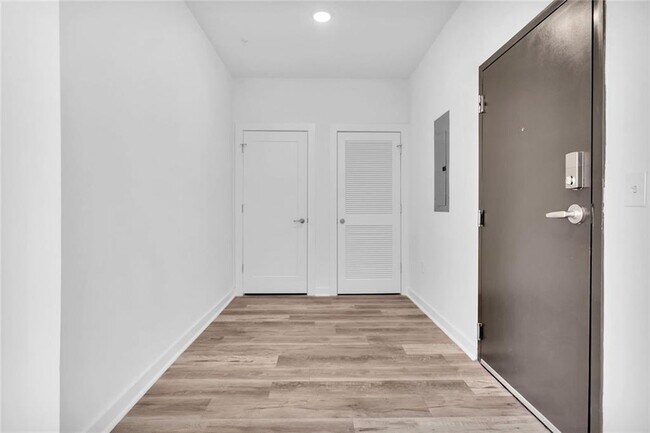 Building Photo - 525 Parkway Dr NE