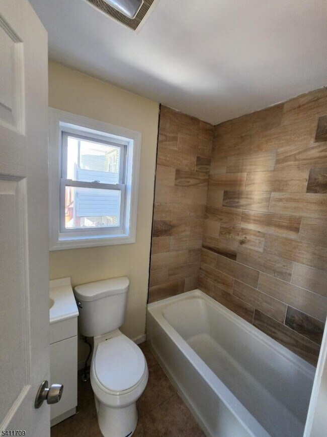 Building Photo - 144 Warren St