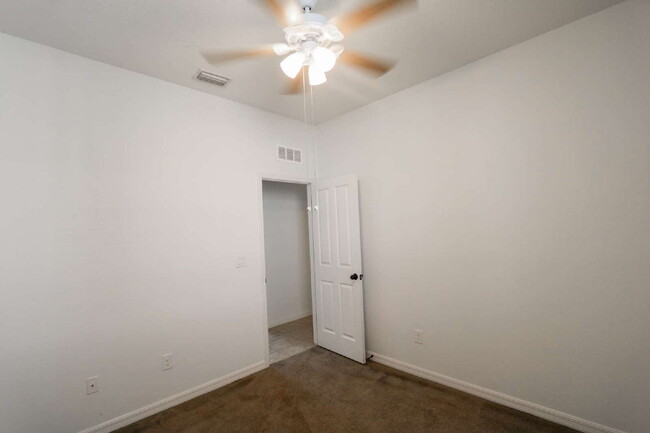 Building Photo - Stunning 3-Bedroom Retreat with 2 Full Bat...
