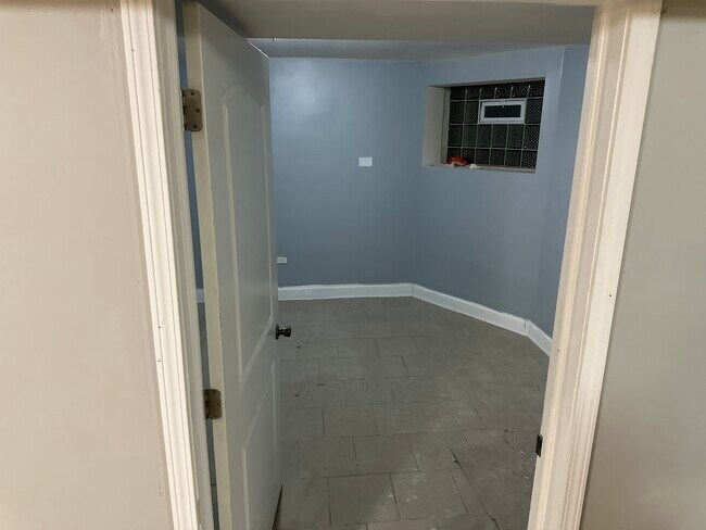 Room 2 - 7930 S Paulina St