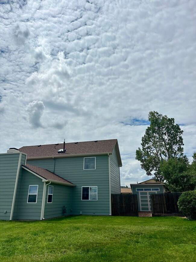 Building Photo - Spacious 4BD w/ A/C in Desirable Briargate...