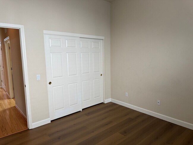 Building Photo - 1587 Regent Dr