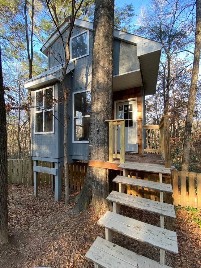 Building Photo - Unique Home in Perry