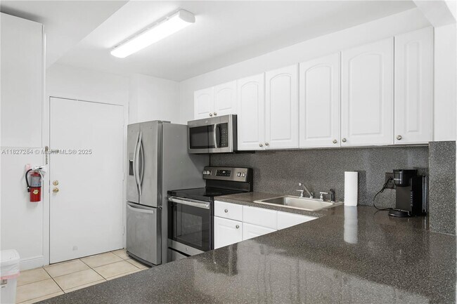 Building Photo - 9440 W Bay Harbor Dr