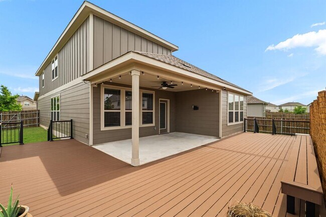 Building Photo - 525 Compania Cove
