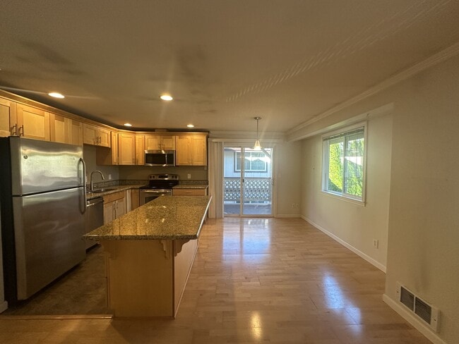 Building Photo - 415 Healy Ave S