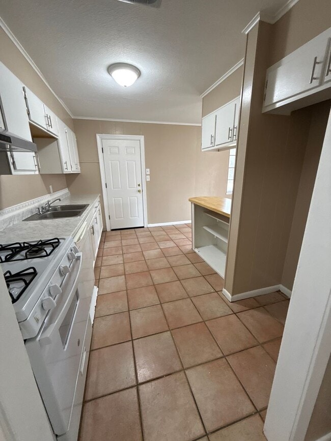 Building Photo - Country and City Side Home